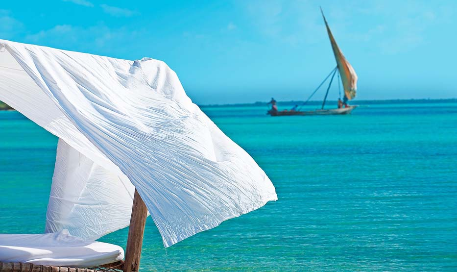 Zanzibar - Plage et dhow traditionnel